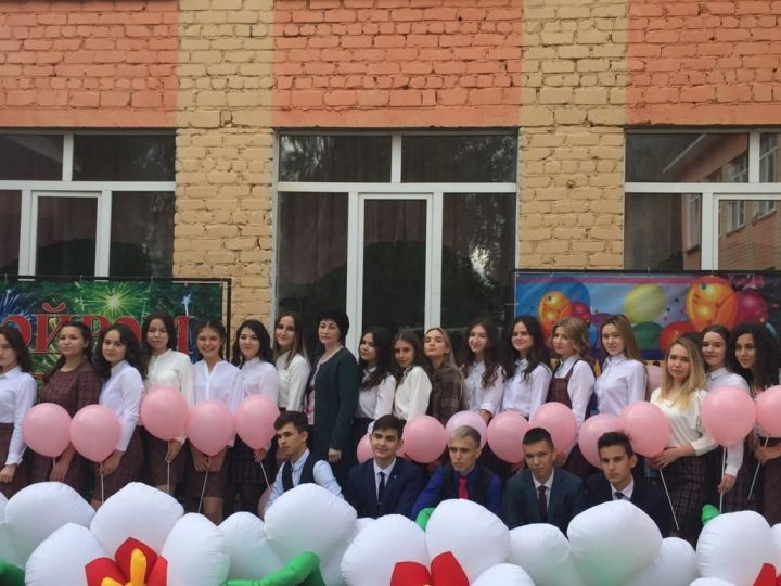 К празднику Последнего звонка в Азнакаево каждая школа подготовилась оригинально
