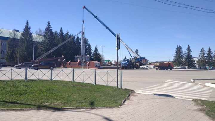 В Азнакаево проводится реконструкция главного городского монумента