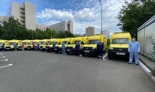 Рустам Минниханов вручил медикам ключи от автомобилей скорой помощи