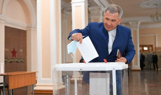 Рустам Минниханов проголосовал по внесению поправок в Конституцию на ближайшем к Кремлю участке