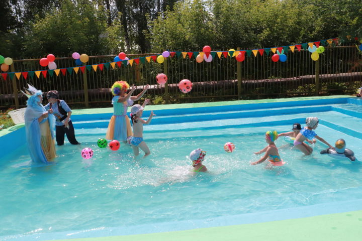 В Азнакаевском детском саду №6 «Звездочка» дети купаются в бассейне