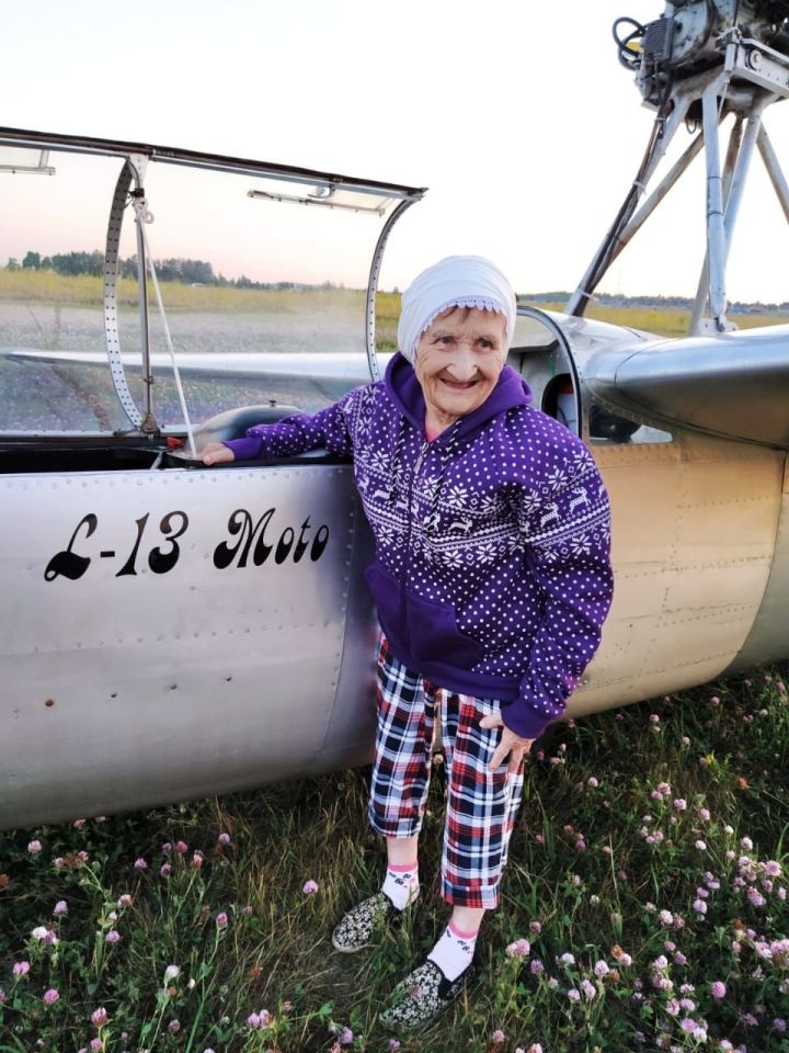 В Азнакаево 88-летняя бабушка осуществила свою мечту полетать на самолете