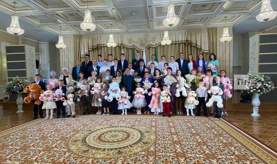 Минниханов вручил награды многодетным семьям в День семьи, любви и верности