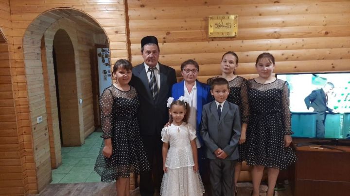 Сегодня, в День семьи, любви и верности Президент Татарстана вручит жительнице Тумутука Гульнаре Фаттаховой медаль «Ана даны – Материнская слава»