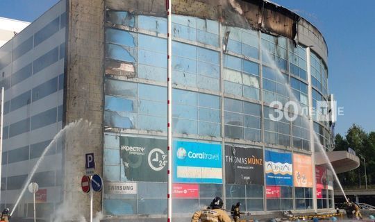 В Альметьевске в ТЦ «Панорама» из-за пожара обвалилась часть фасада