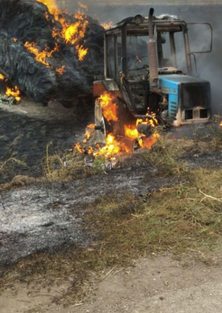 В Азнакаевском районе водитель на ходу выпрыгнул из горящего трактора