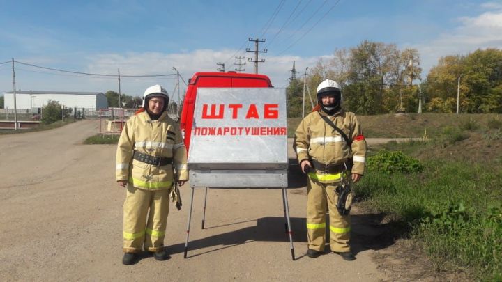 Азнакаевские пожарные тренировались тушить нефтяной резервуар
