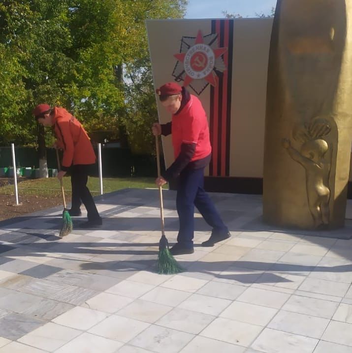 Юнармейцы Азнакаево ухаживают за памятниками