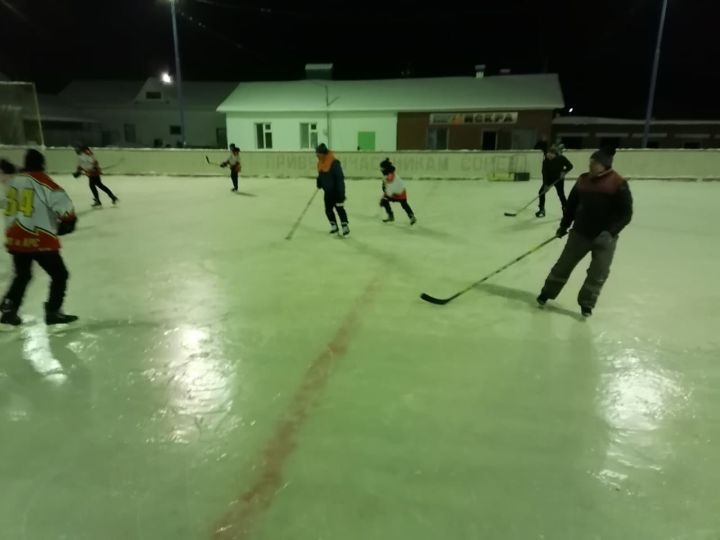 В Азнакаевском районе проходят отборочные соревнования по хоккею в рамках Сельской спартакиады