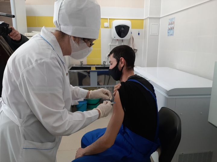 Более 23 тыс. жителей Татарстана записались на вакцинацию от Covid-19 по горячей линии