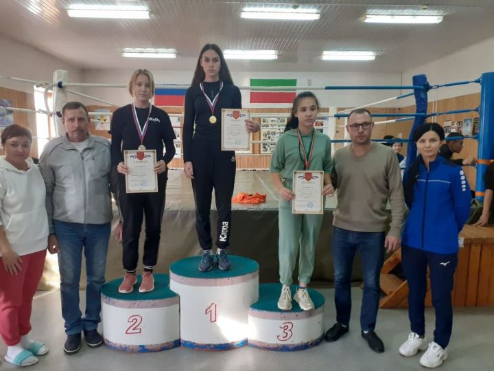 В Азнакаево прошли соревнования по армрестлингу