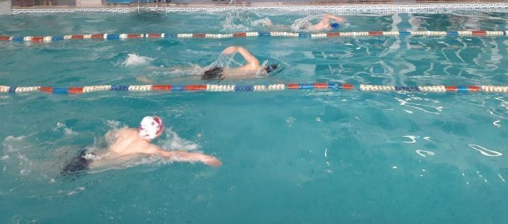 В Азнакаево проходят соревнования по плаванию