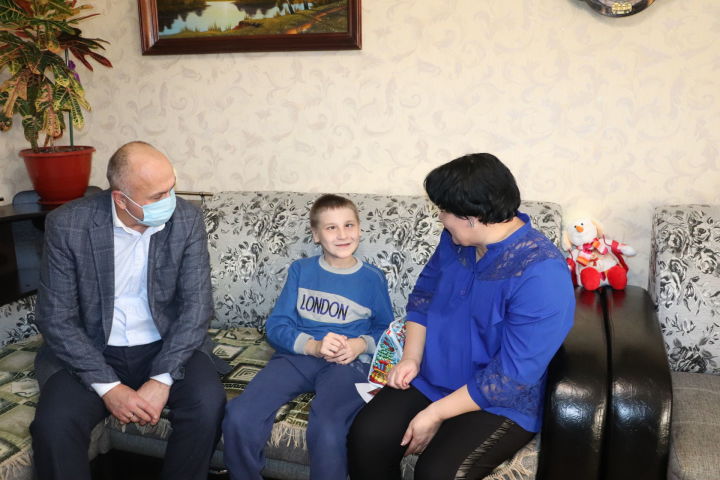 Глава Азнакаевского района навестил детей-инвалидов