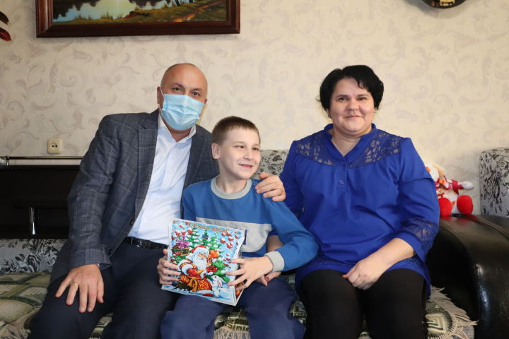 Глава Азнакаевского района навестил детей-инвалидов
