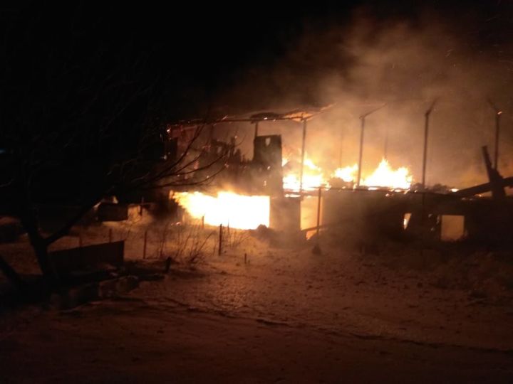В поселке Актюбинский сгорели надворные постройки