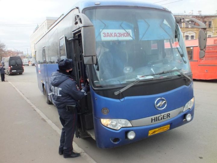 Азнакайда ЮХИДИ инспекторлары автобус шоферларын тикшерә