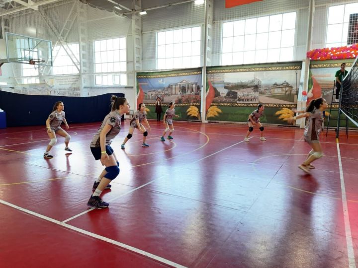 В Азнакаево проходит зональный этап республиканского турнира "Школьной волейбольной лиги"