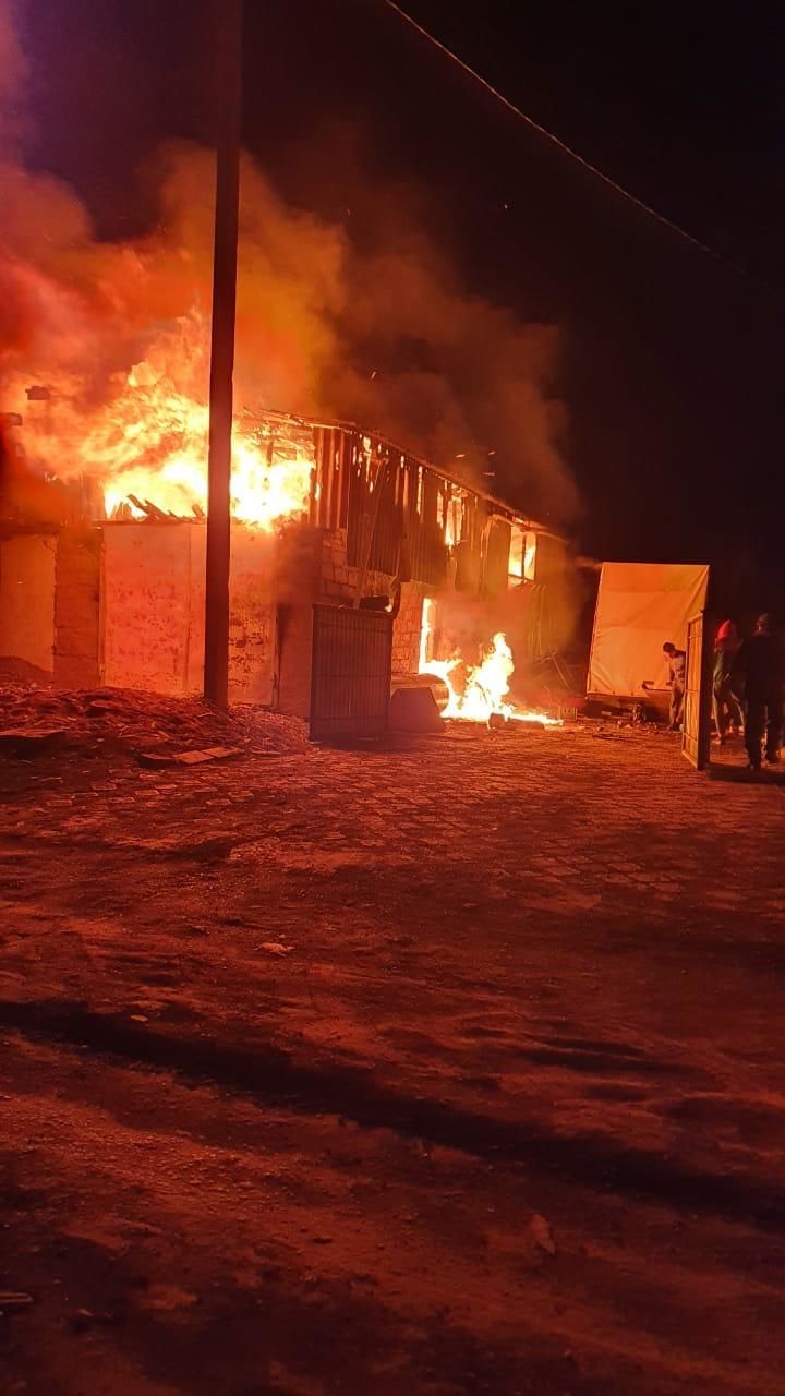 В Азнакаево ночью сгорели гаражи частного дома