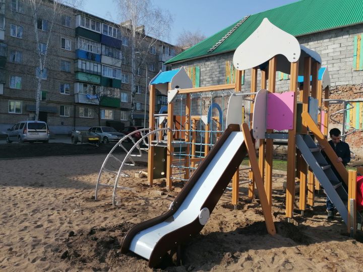 В Азнакаевском районе продолжаются работы по программе «Наш двор»