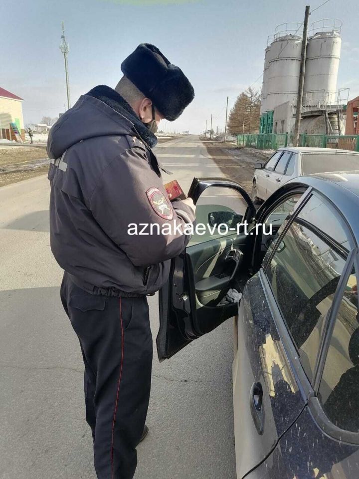 В Азнакаево начался рейд по проверке тонированных автомобилей