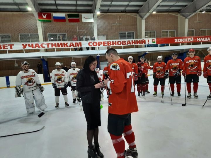 Азнакай хоккейчысы бозда сөйгәненә тәкъдим ясады