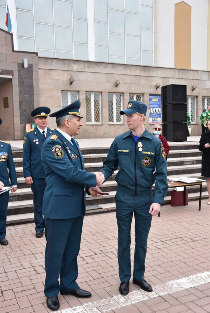 Пожарного из Азнакаево наградили медалью&nbsp;