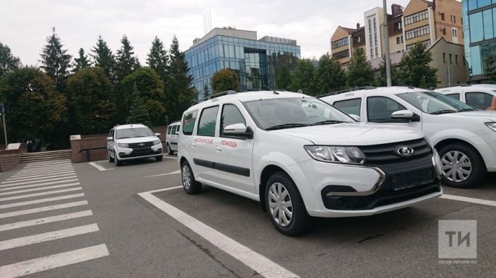 Премьер-министр Республики Татарстан вручил районным больницам новые автомобили