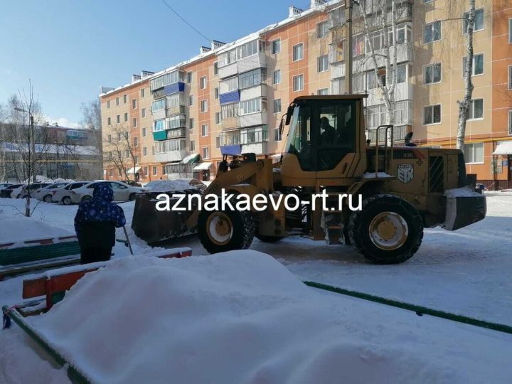 Работы по уборке снега в Азнакаево не останавливаются