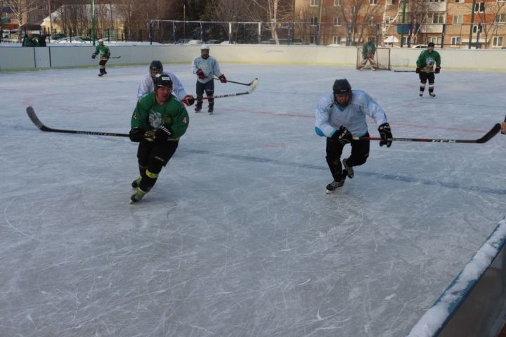 Азнакайда өлкәннәр арасында хоккей турниры узды