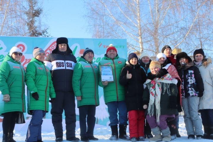 В Азнакаево прошли соревнования на креативных санях