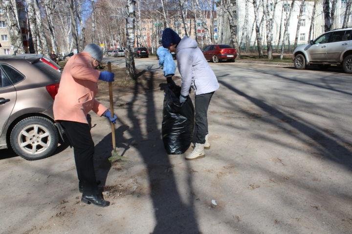 Сотрудники газеты "Маяк" внесли свой вклад в чистоту города