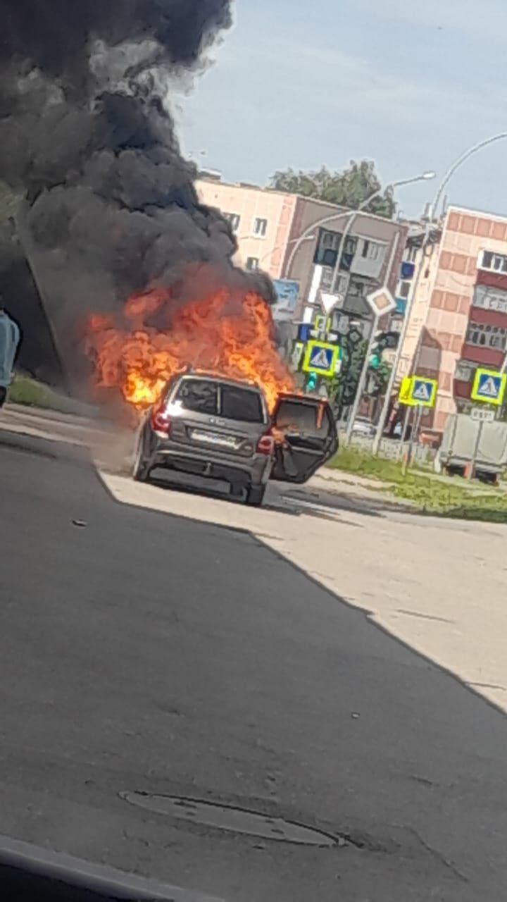 В Азнакаево загорелась легковая машина