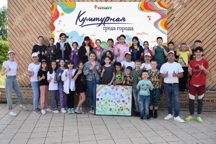 В Азнакаево сотрудники Культурного центра провели «Яркие краски детства»