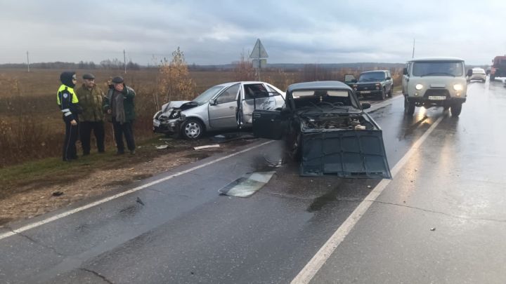В Азнакаево произошла авария с участием трех автомобилей