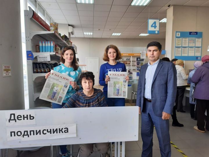 Сегодня редакция газеты «Маяк» устроила День подписчика и разыграла билеты на спектакль