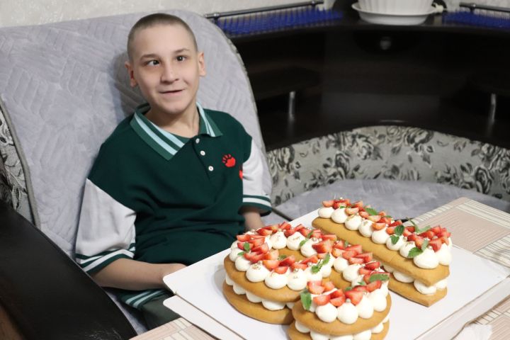 Глава Азнакаевского района поздравил юного хоккеиста с днем рождения