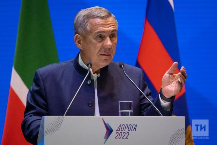 Рустам Минниханов поздравил татарстанцев с Днем государственного флага РТ