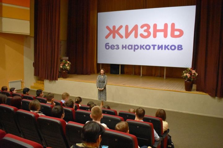 Азнакаевские подростки посетили профилактический час по антинаркотикам