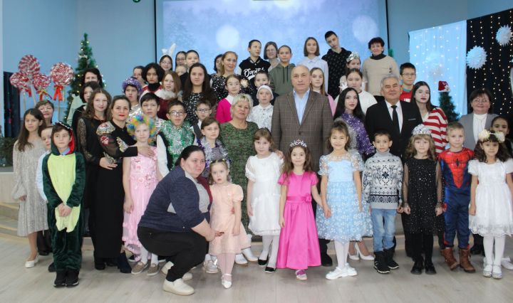 В Азнакаево провели новогодний праздник для детей — сирот