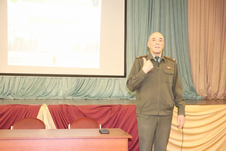 Азнакай укучылары хәрбиләр белән очрашты