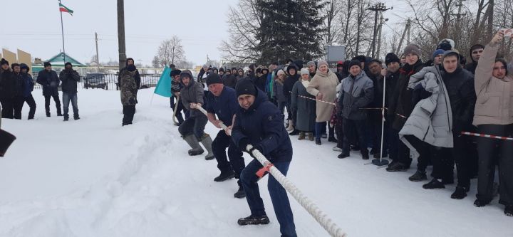 Азнакайда авыл яшьләре спартакиадасында аркан тарту ярышы