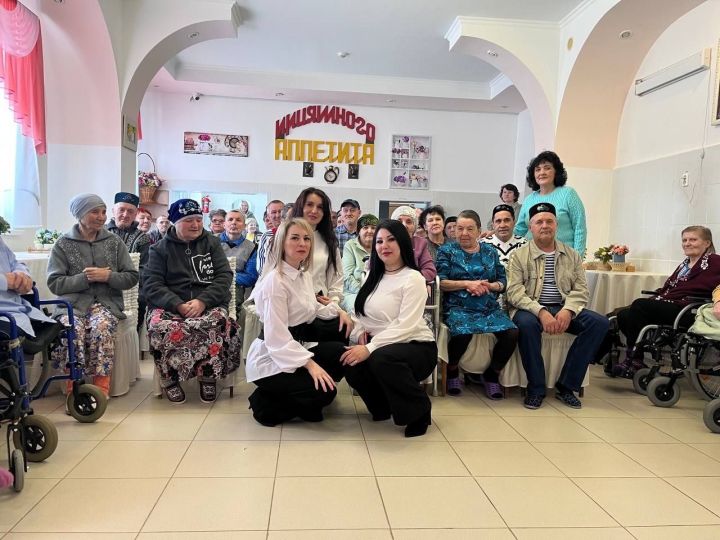 Азнакай артистлары интернат-йортта яшәүчеләргә бүләк ясады