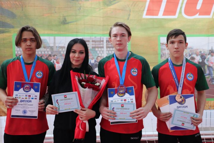 Азнакай спортчысы – кур көрәше буенча Россия призеры