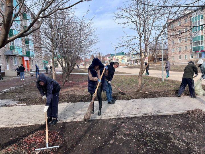 В Азнакаево начались весенние субботники