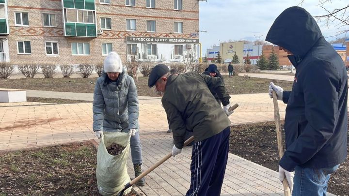 В Азнакаево начались весенние субботники