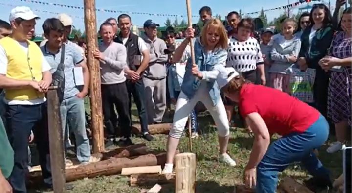 Азнакай Сабантуенда танылган шагыйрә утын ярды