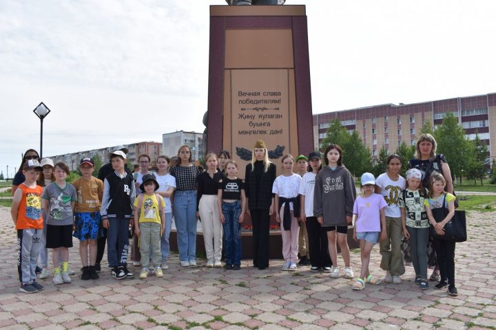 В Азнакаево сотрудники  Культурного центра присоединились к акции «Свеча памяти»