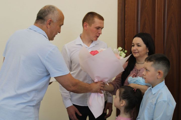 Азнакаево озаряет счастье: чествование 200-го малыша в 2023 году
