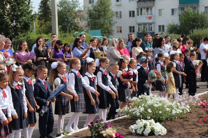 Уже встретит скоро школьников сентябрь!