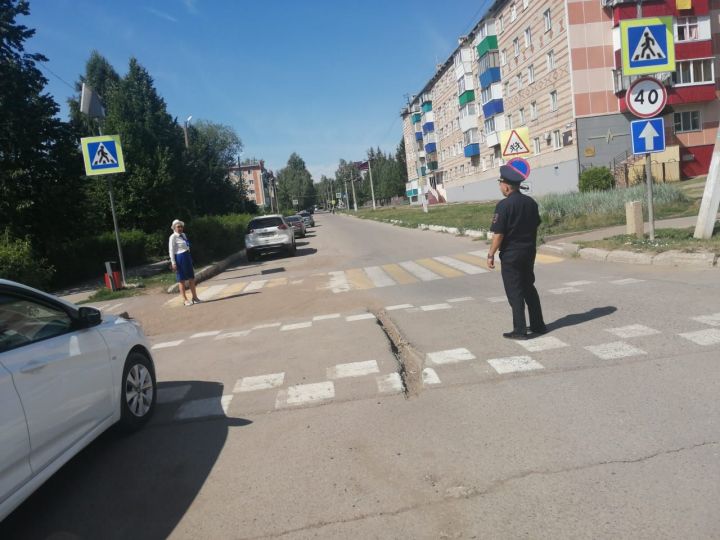 В Азнакаево проверили пешеходные переходы возле образовательных учреждений